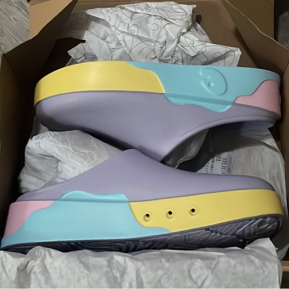 Uin Womens Slipon Clog Size 6 6 1/2. Pastel Color Super Light Weight